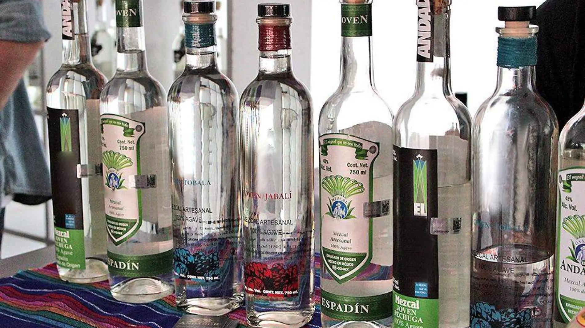 botellas de mezcal